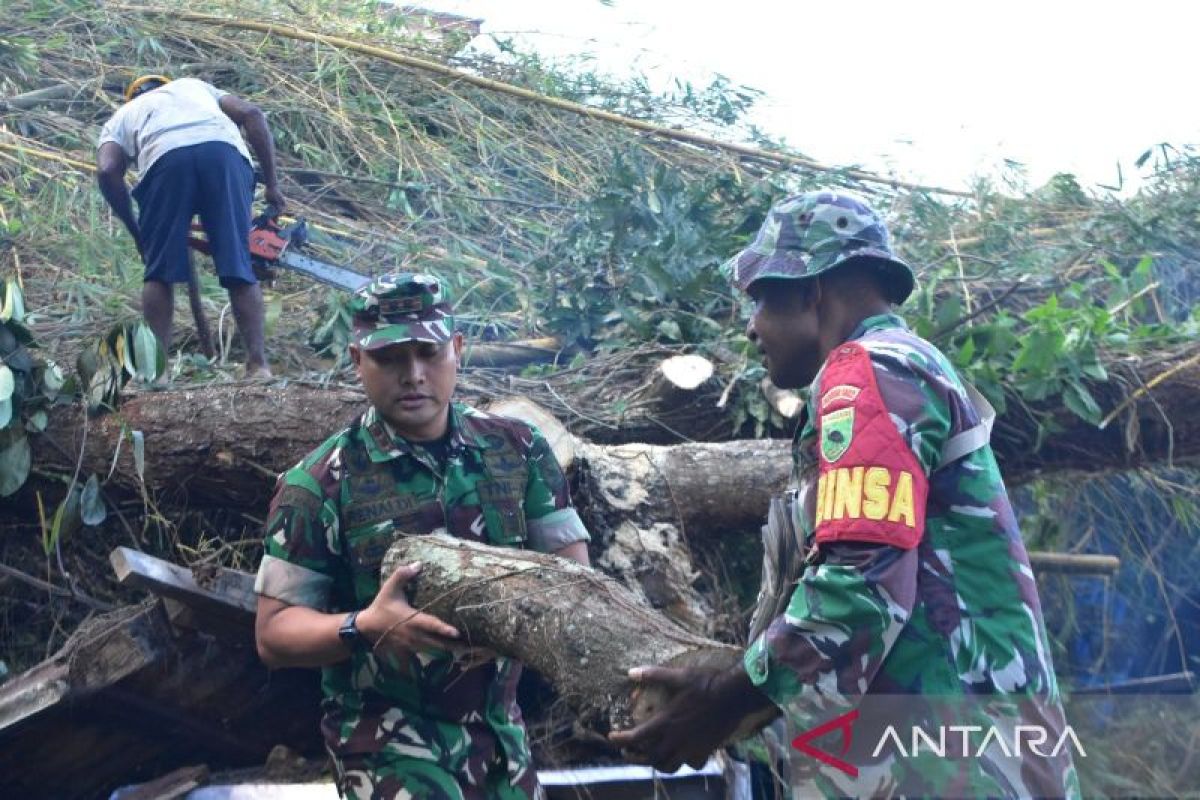 Pemkot dan TNI bantu warga yang terdampak longsor di Kota Sorong