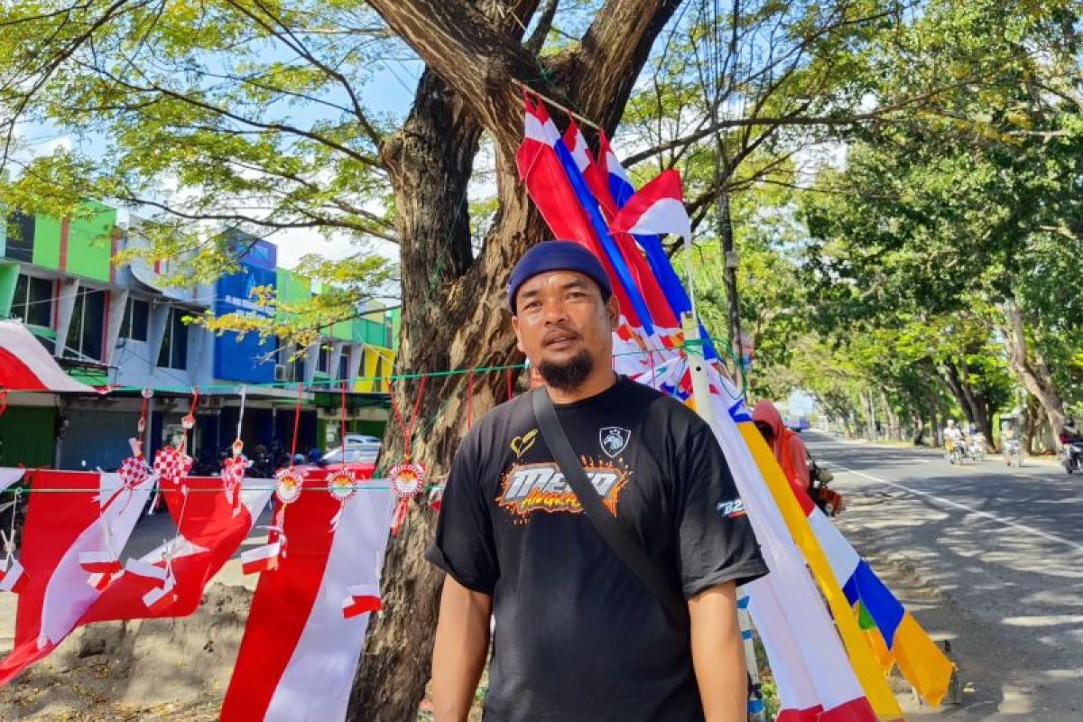 Sejumlah pedagang bendera di Mataram keluhkan sepi pembeli