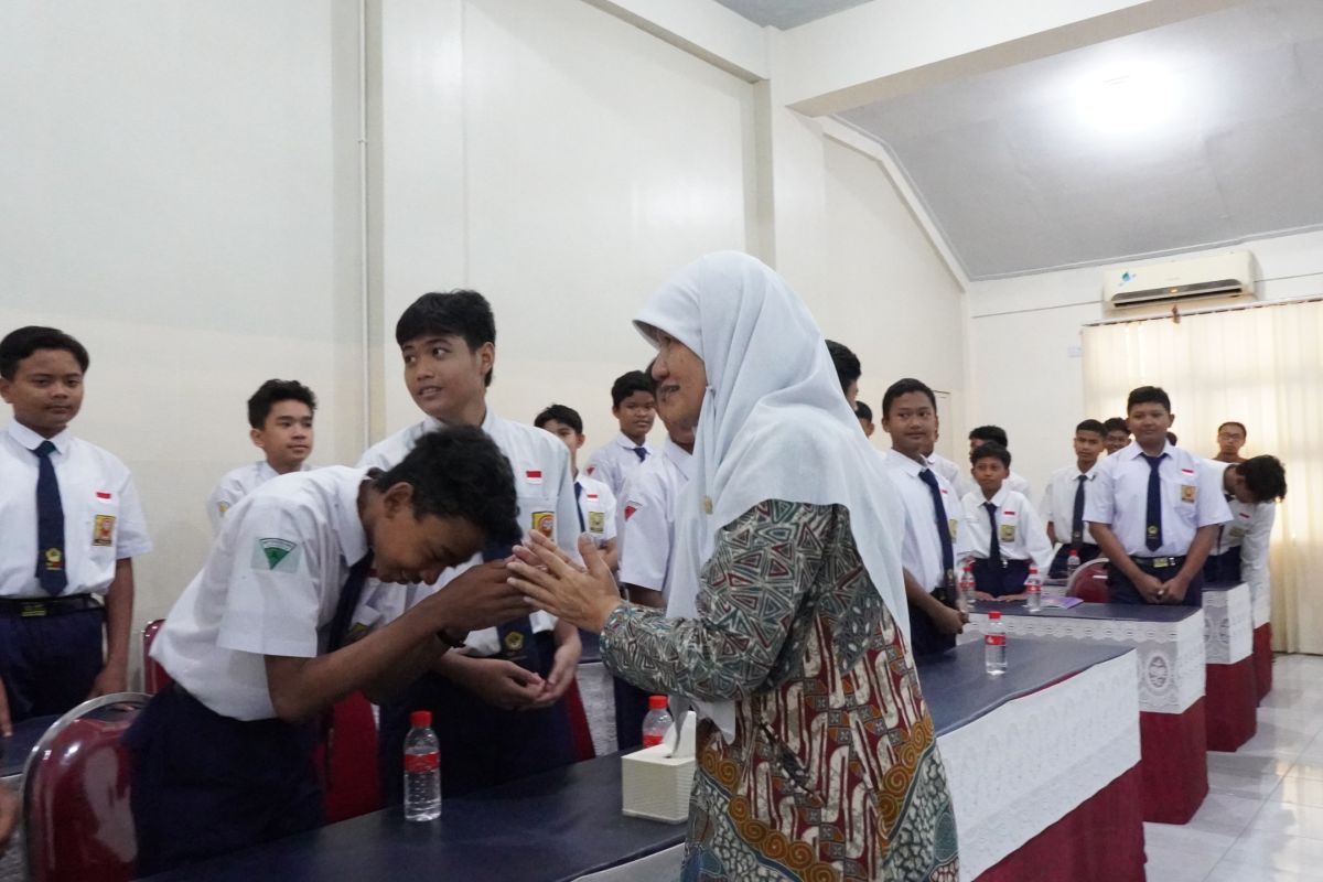 Anggota DPR RI sampaikan dukungan untuk SMP swasta di Surabaya