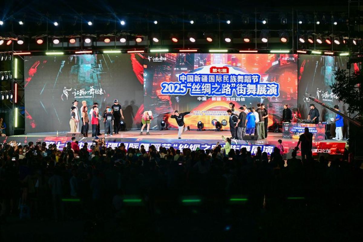 Tari jalanan pukau penonton di Festival Tari Internasional Xinjiang