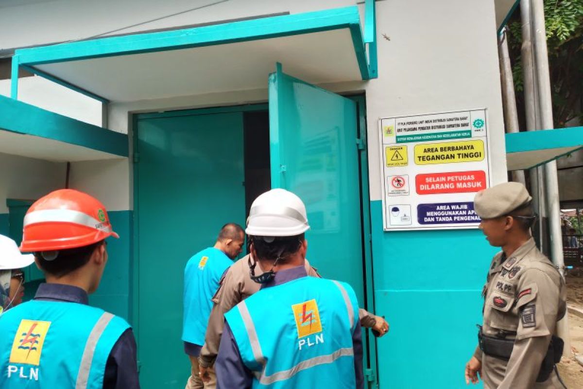 Jelang Hari Kemerdekaan, Satpol PP Gandeng PLN UID Sumbar tertibkan PKL sekitar gardu listrik