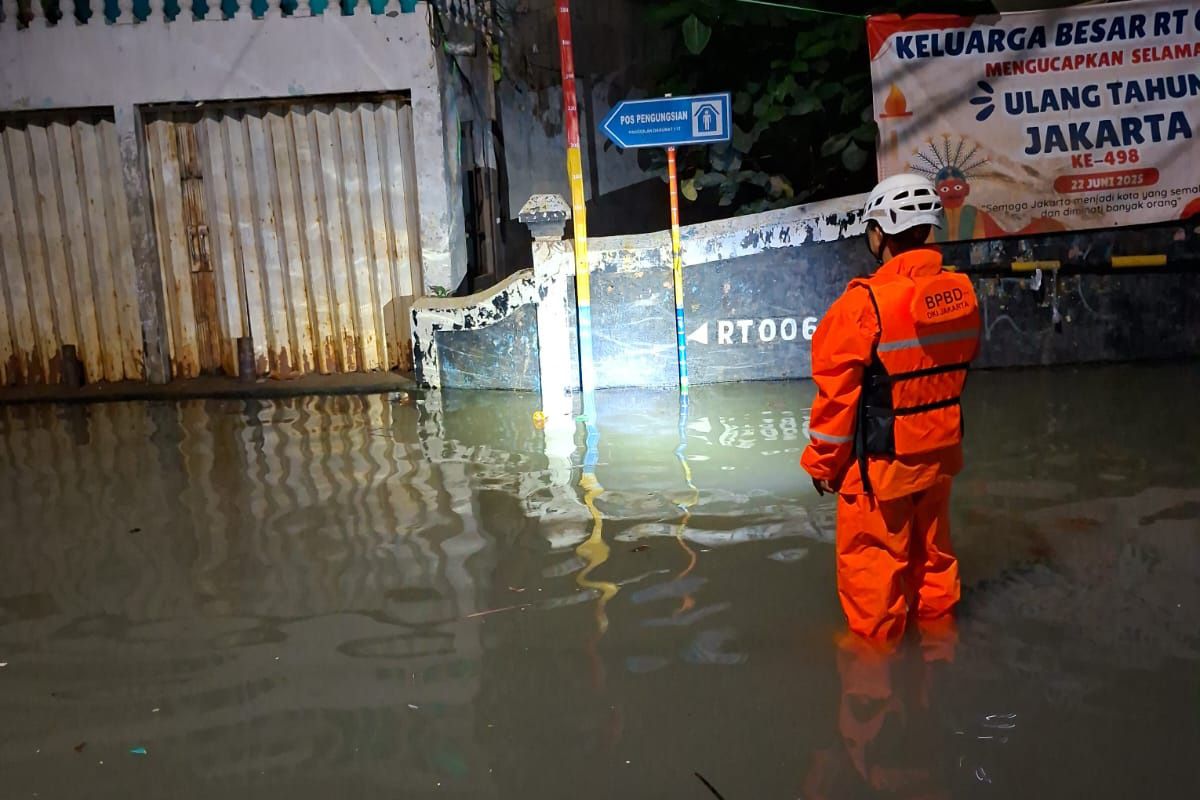 Sebanyak 16 RT di Jakarta Timur masih terendam banjir Selasa pagi