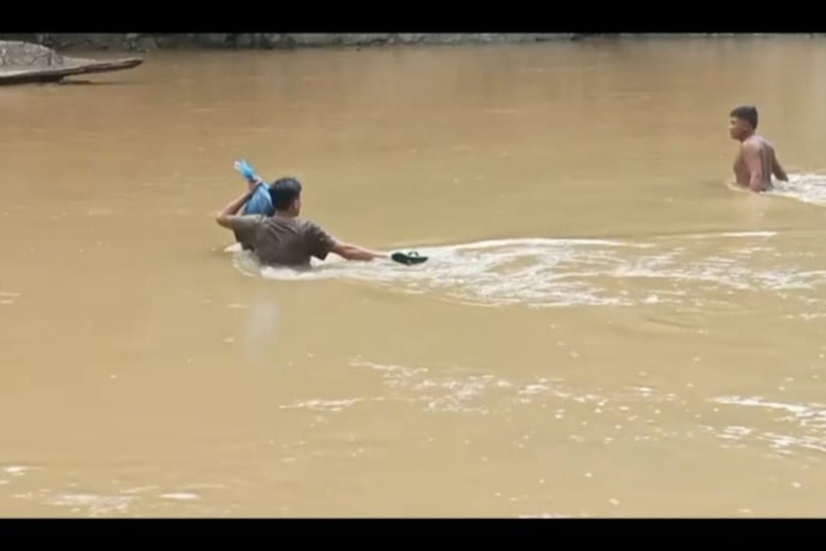 Pasaman marriage registrar swims river to solemnize wedding