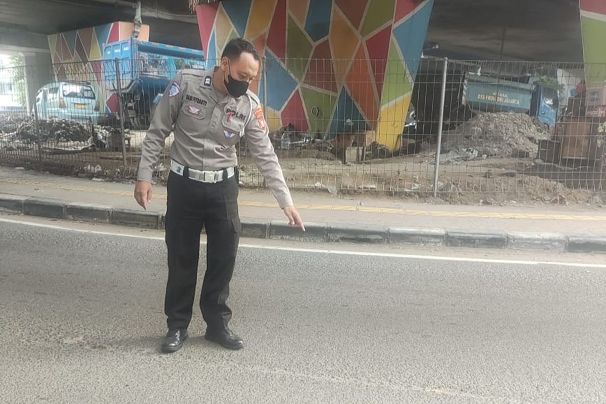 Pengendara wanita terjatuh dari Flyover Grogol Jakbar