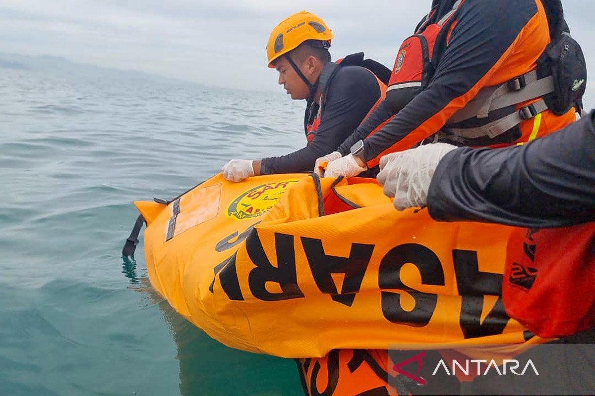 Tim SAR Padang evakuasi warga Tangerang yang diduga terseret ombak