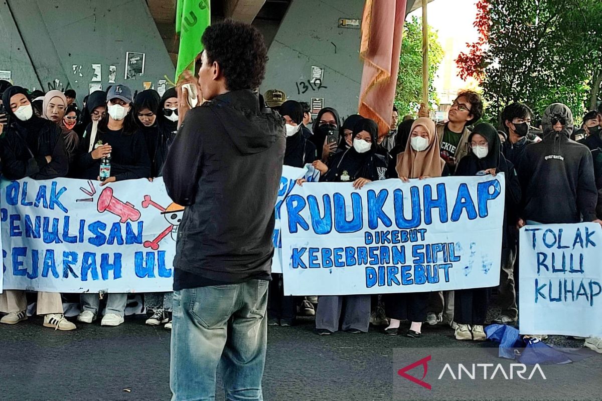 Mahasiswa UNM di Makassar aksi respons pembahasan RKUHP