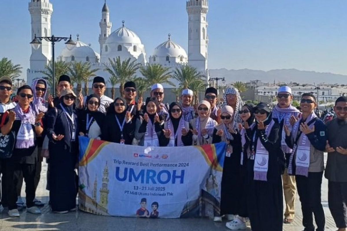 26 karyawan terbaik perusahaan ritel diberangkatkan umrah