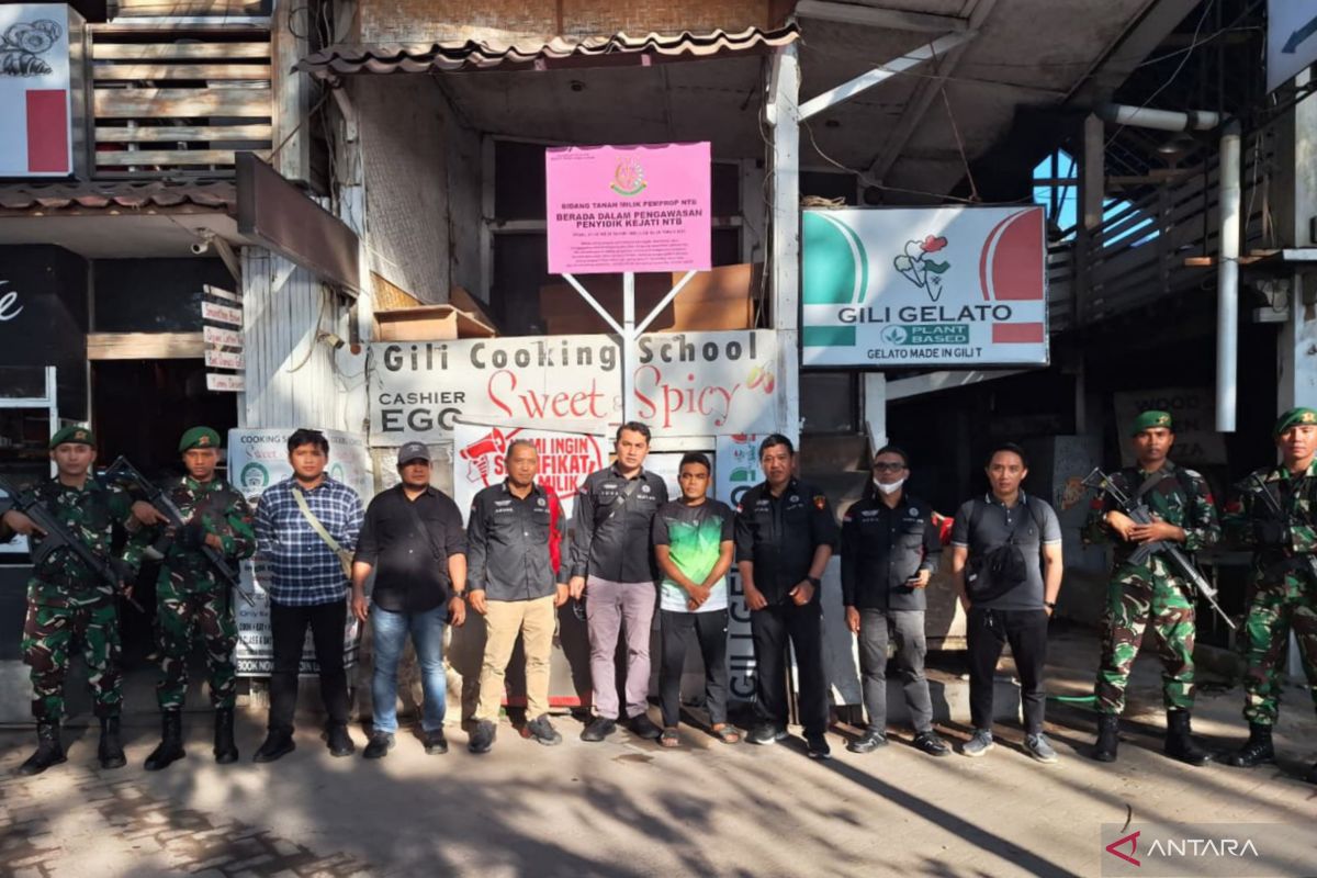 Kejati NTB pasang plang pengamanan dua tempat usaha di Gili Trawangan