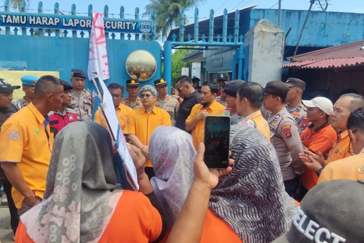 Ratusan karyawan Sarimas Padang Pariaman lanjutkan demo perusahaan tuntut pembayaran gaji