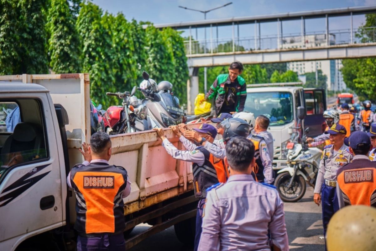 Dishub Jaksel tindak 20 kendaraan yang parkir liar di Pancoran