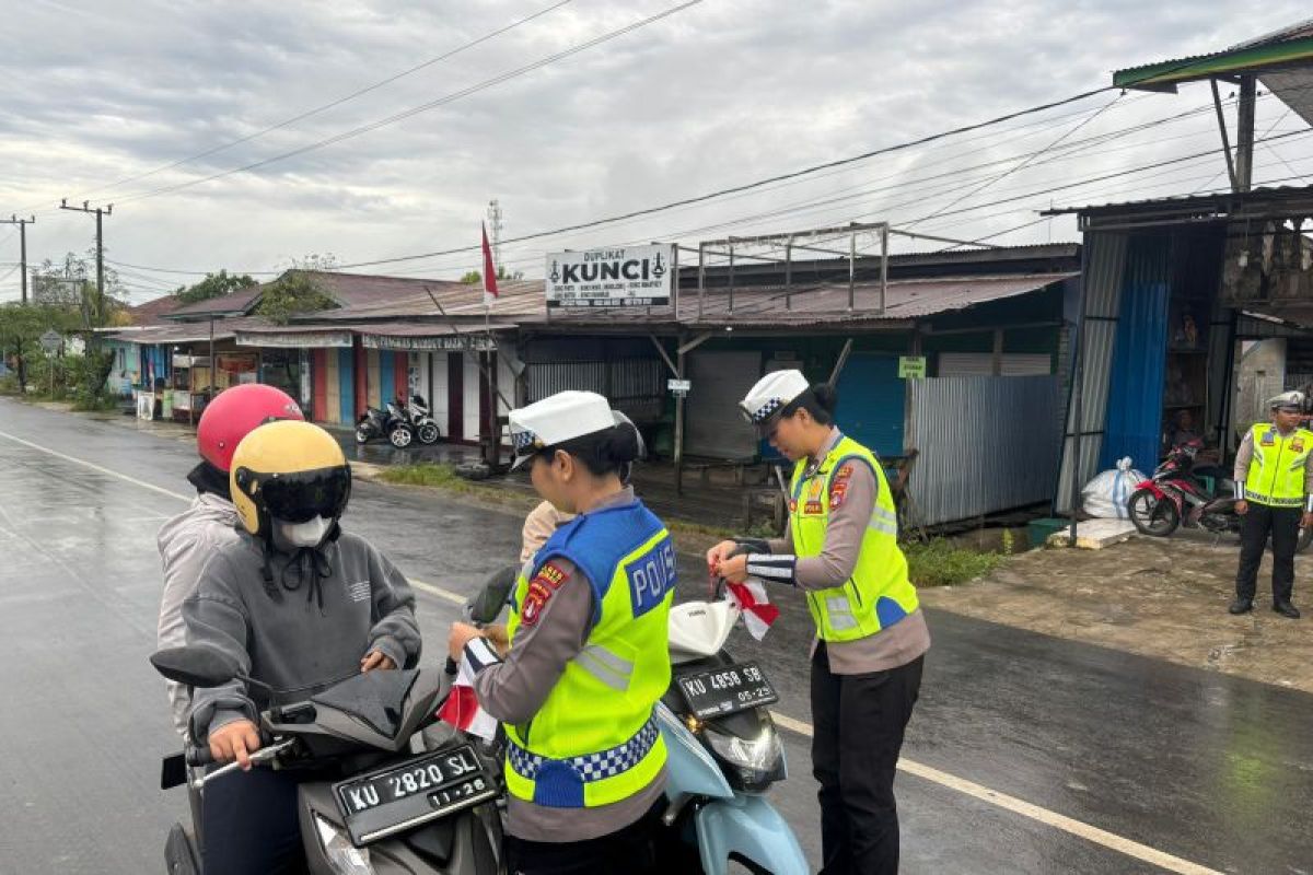 Polres Malinau Membagikan Bendera Merah Putih