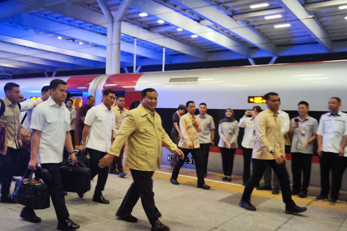 Tiba di Bandung, Prabowo puji dan acungkan jempol untuk Whoosh