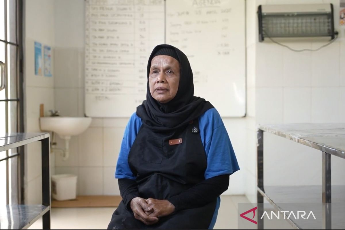 Lansia di Sleman cerita teringat cucu saat kerja jadi petugas SPPG