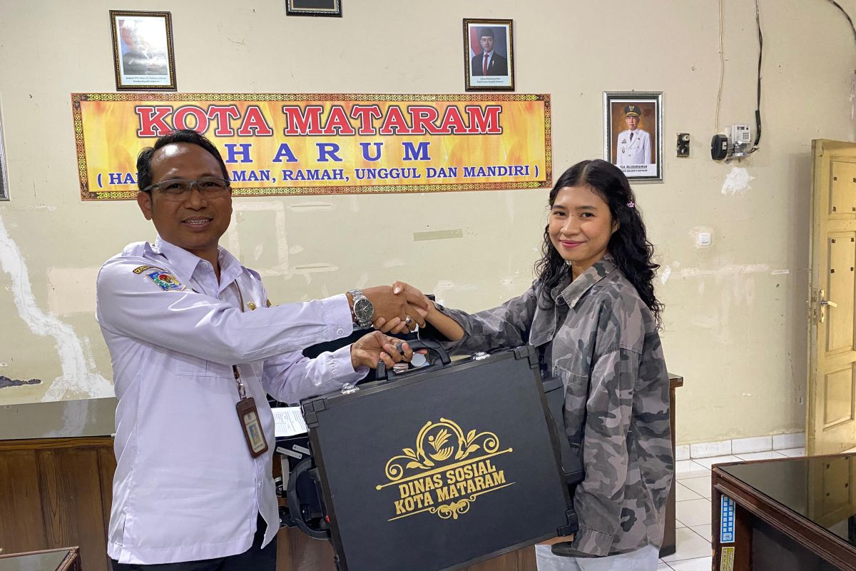 Puluhan perempuan rawan sosial di Mataram dapat bantuan alat kerja