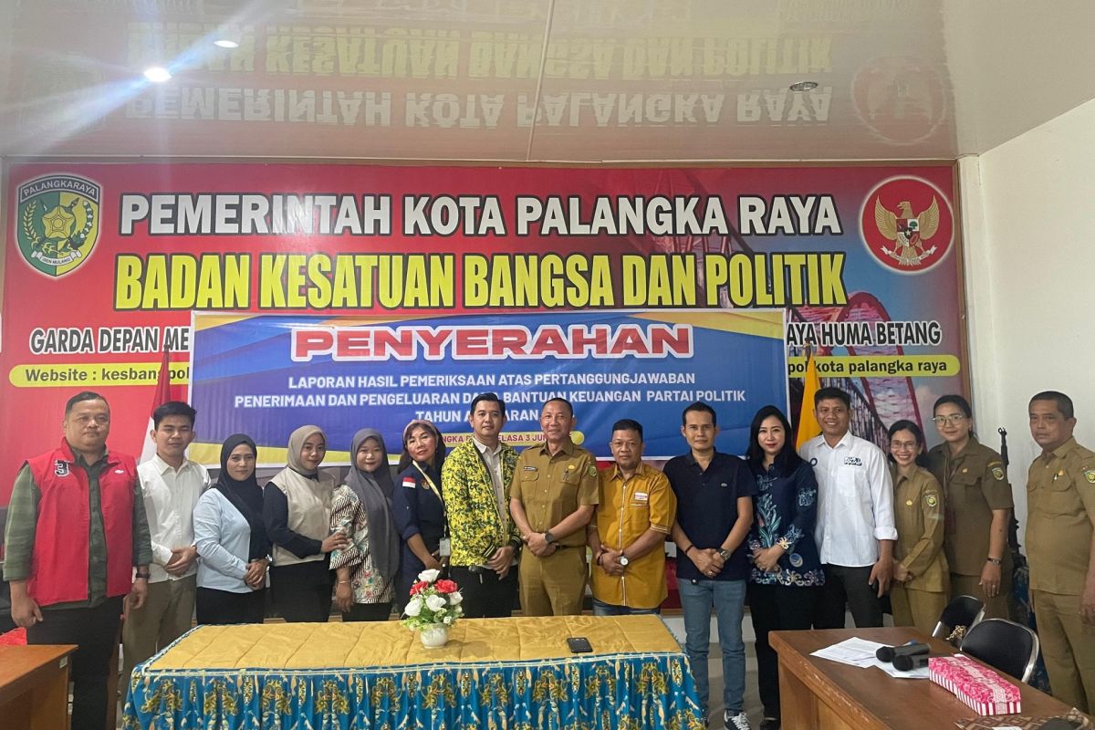 Kesbangpol salurkan bantuan untuk 10 parpol peraih kursi DPRD Palangka Raya