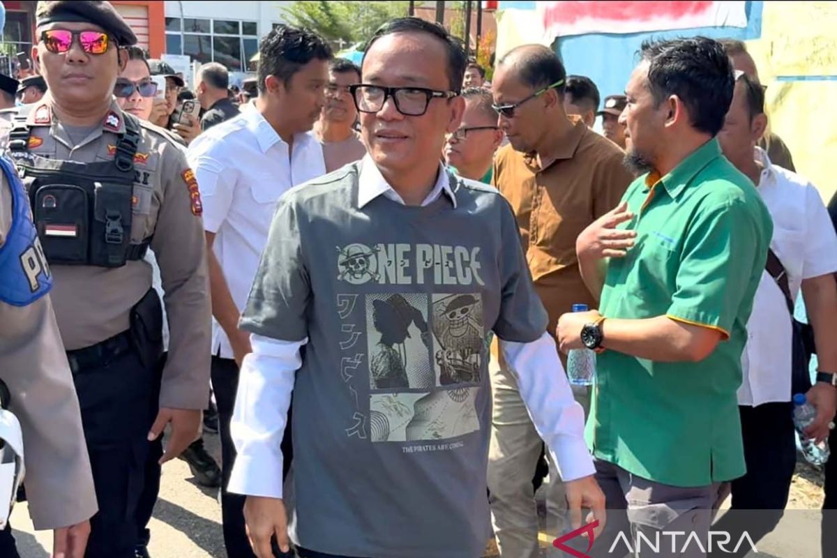 Dy minister sports 'One Piece' tee in support of striking workers
