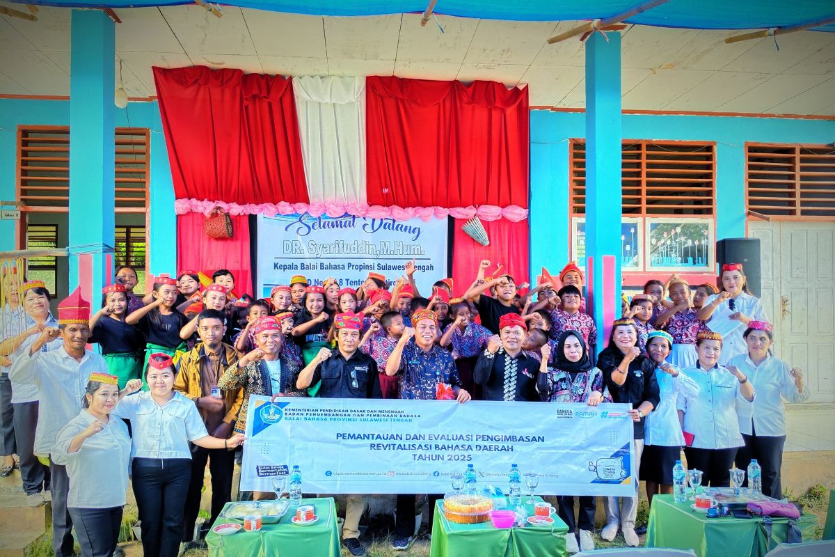 Balai Bahasa Sulteng tinjau hasil implementasi literasi bahasa daerah di Poso