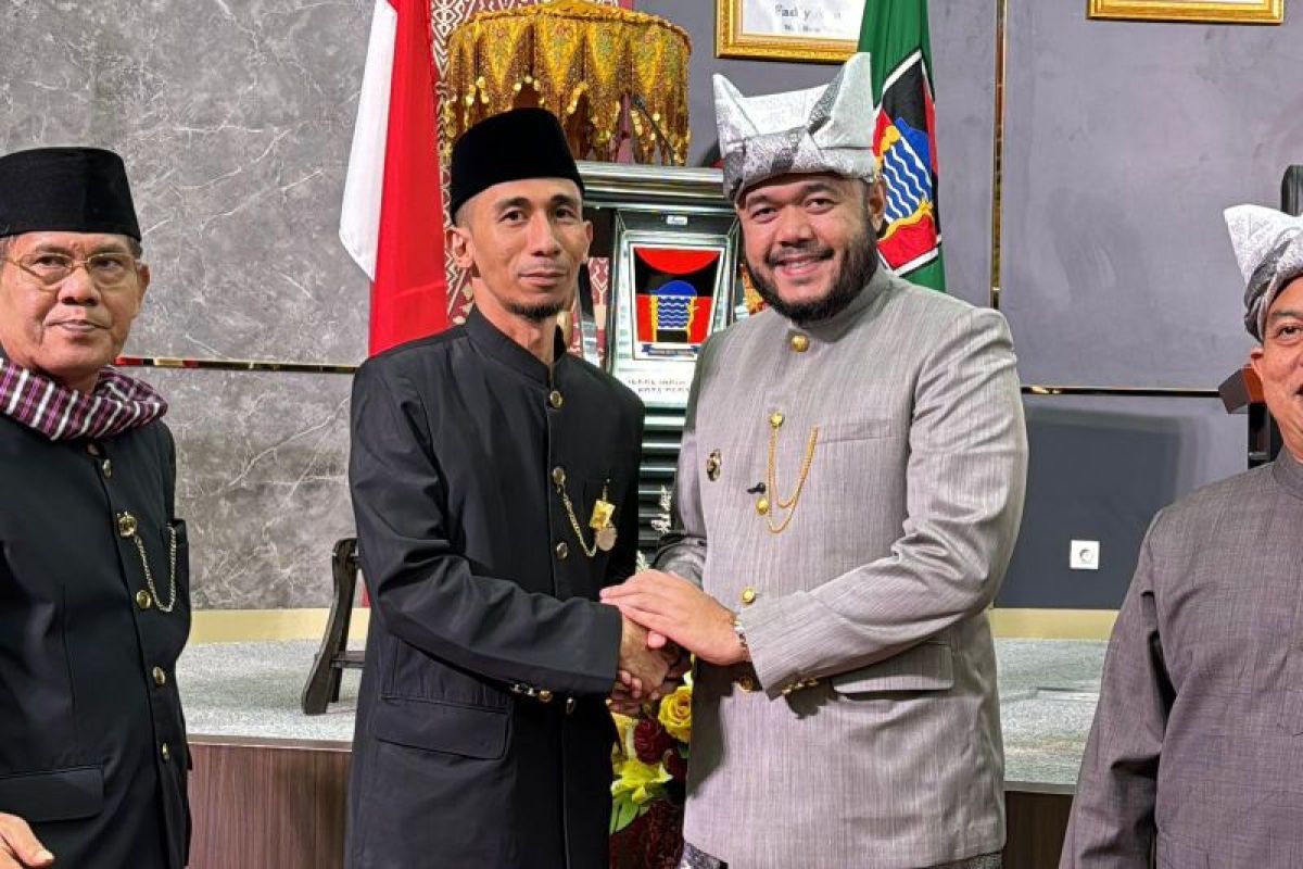 Kepala Unit Komunikasi & Kesekretariatan PT Semen Padang terima pin emas dari Pemko