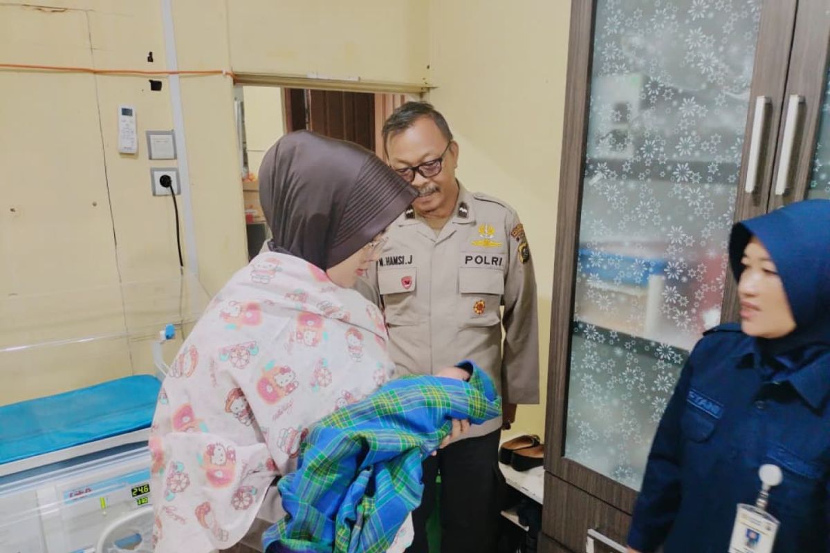 Bayi perempuan ditemukan terlantar di gang sebuah Ruko di Pekanbaru