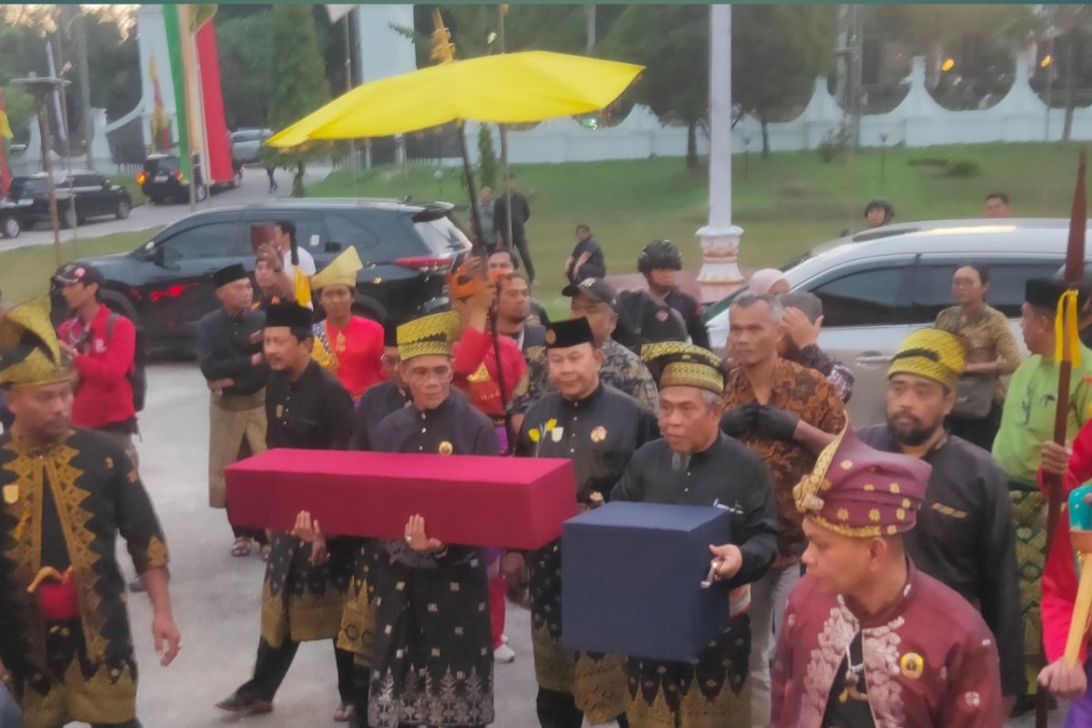Mahkota Kesultanan Siak Sri Indrapura dipamerkan dalam HUT Riau