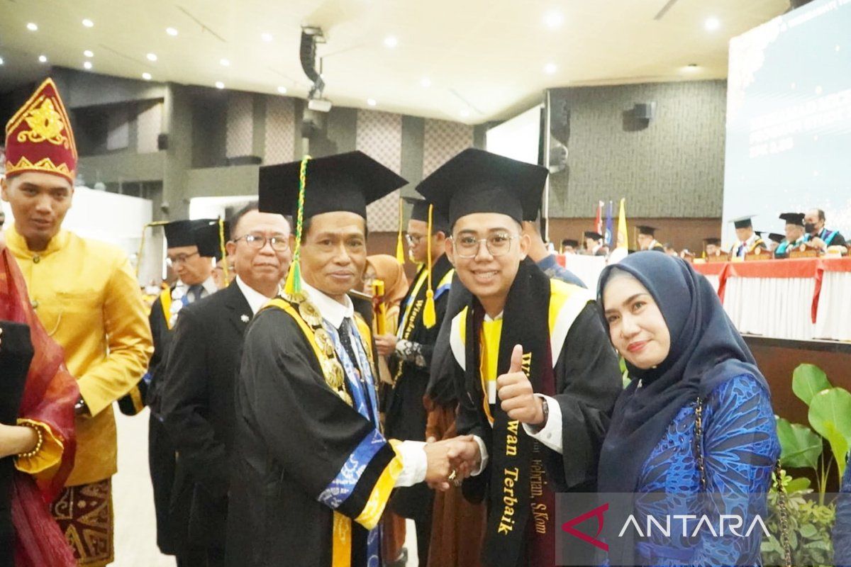 ULM wisuda 1.300 lulusan setelah peristiwa terbakarnya rektorat
