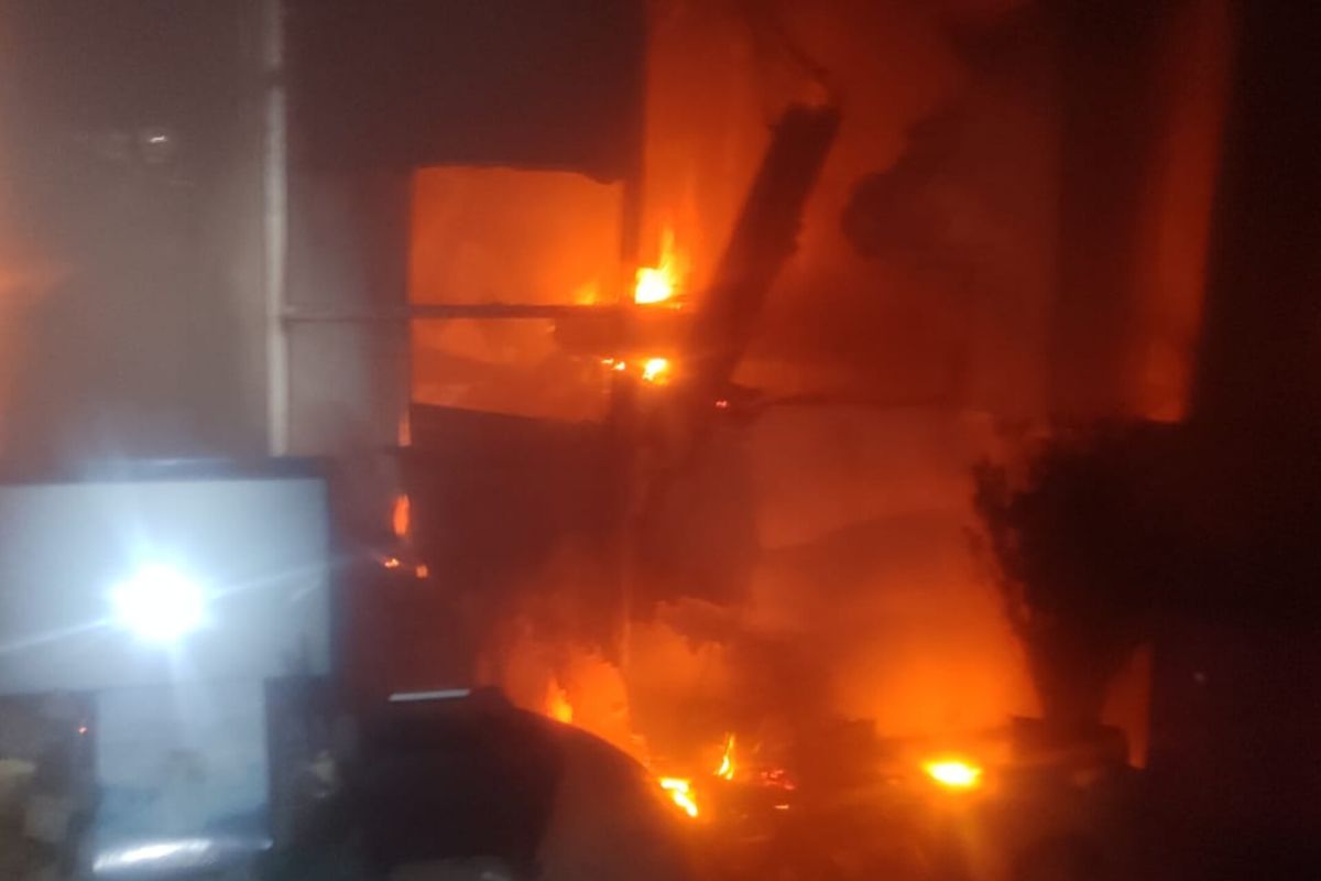 Gulkarmat Jaksel padamkan kebakaran Ruang Kopi Melawai