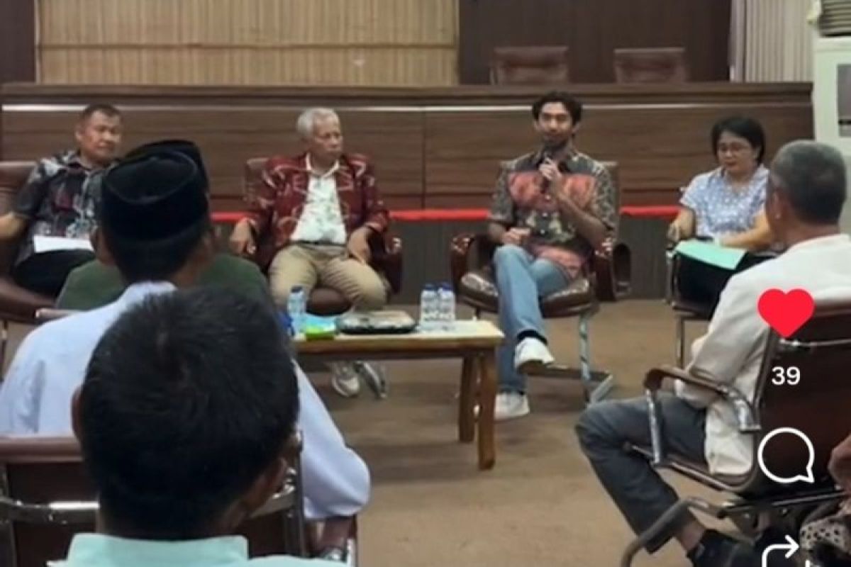 Aktor Reza Rahadian soroti sekolah rusak di Bima