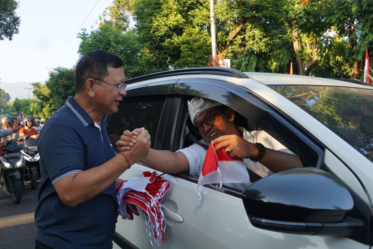 Bupati Buleleng bagikan Bendera Merah Putih bangkitkan nasionalisme