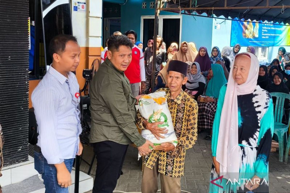 Bupati HST salurkan bantuan pangan beras CPP bagi masyarakat kurang mampu