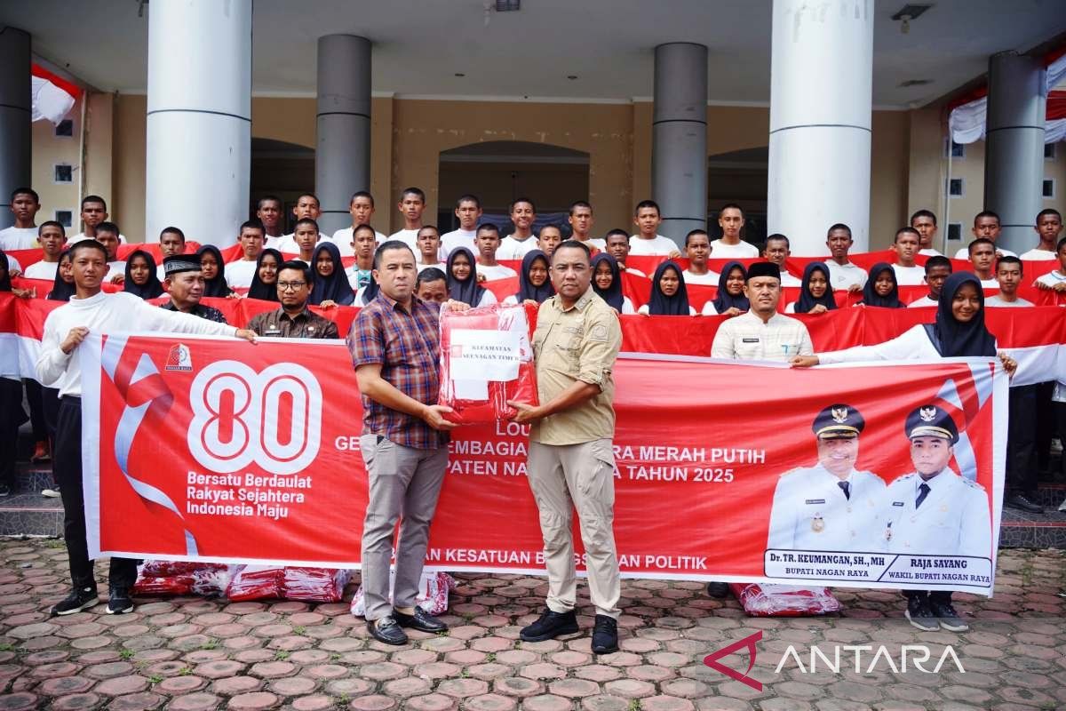 Pemkab Nagan Raya bagikan 3.900 lembar bendera merah putih