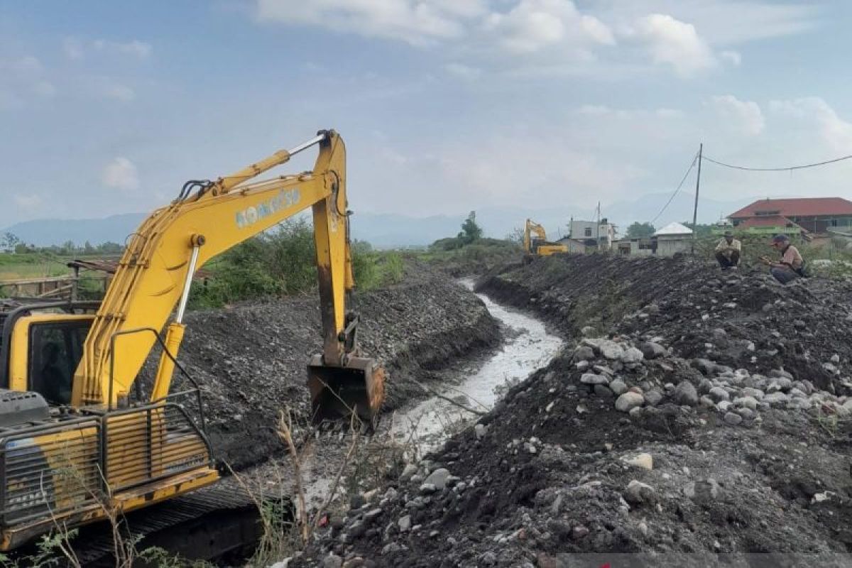 Pemkab Agam keruk sungai aliran Gunung Marapi antisipasi banjir lahar dingin