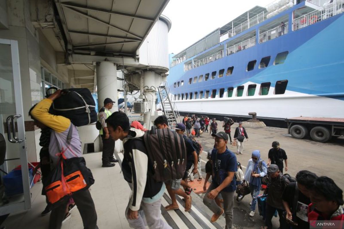 Arus penumpang melalui Tanjung Perak naik 6 persen