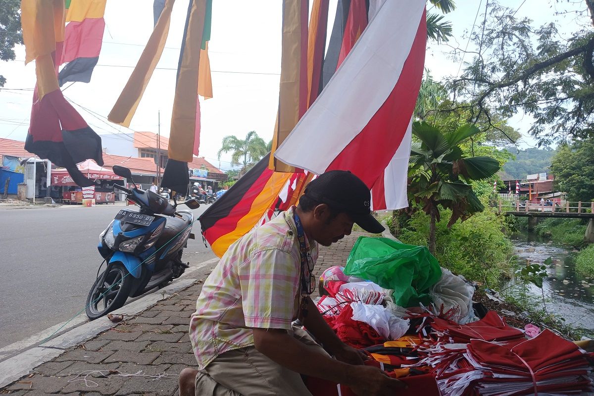 Pedagang bendera sepi pembeli tapi tetap semangat