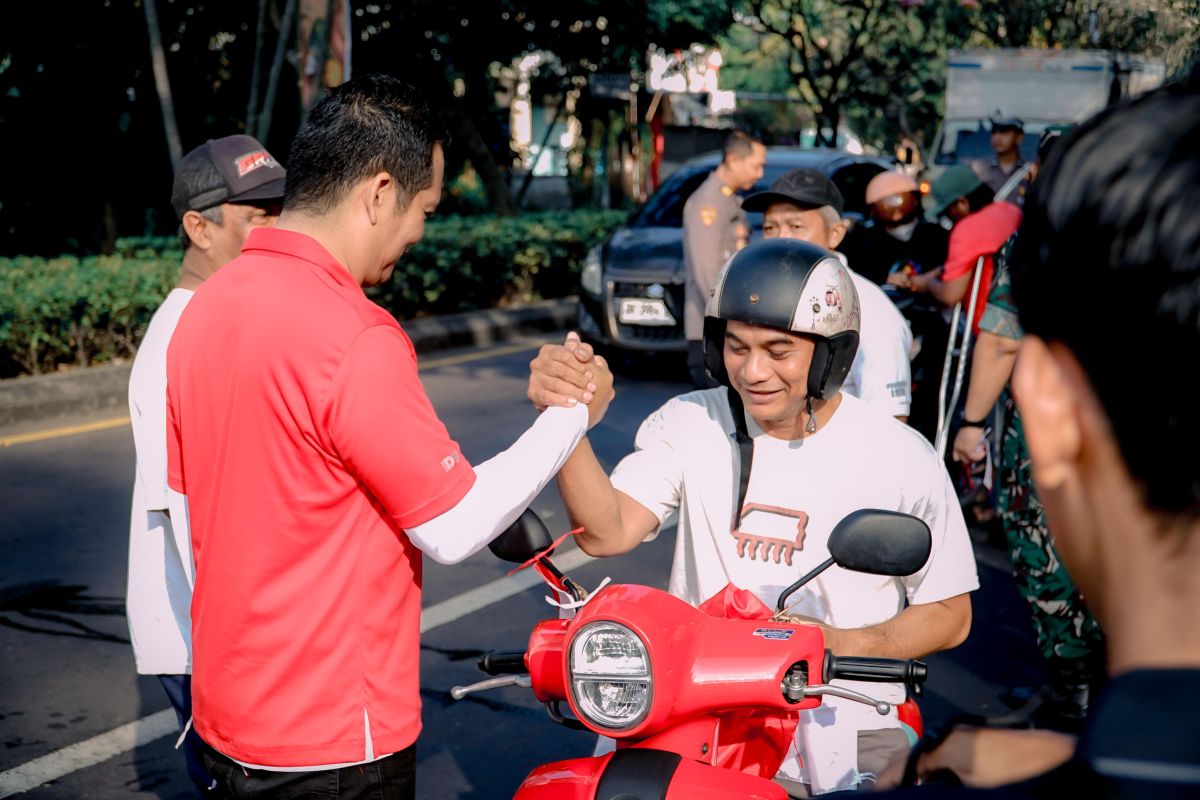 Forkopimda Jembrana bersama difabel bagikan bendera Merah Putih