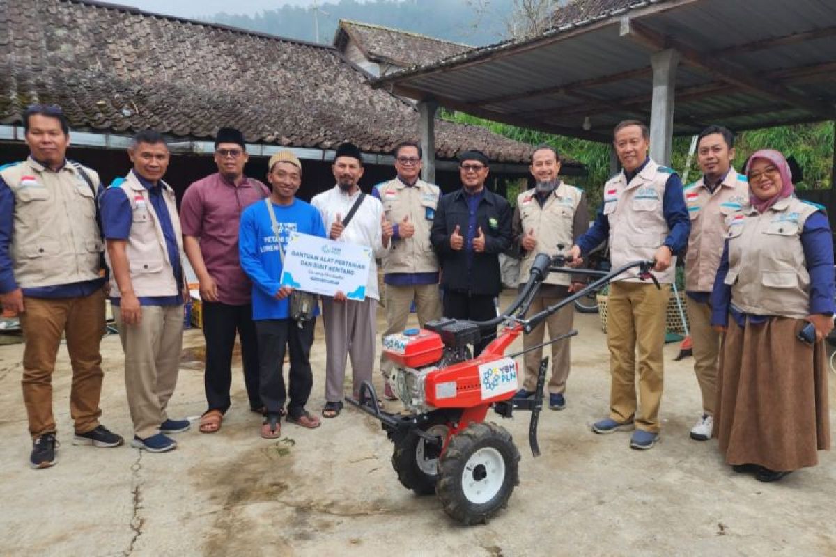 Petani Lereng Merbabu terima bantuan traktor tangan dan bibit kentang dari PLN