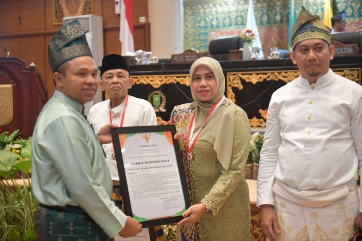 Dua tokoh asal Bengkalis dianugerahi penghargaan oleh Gubri