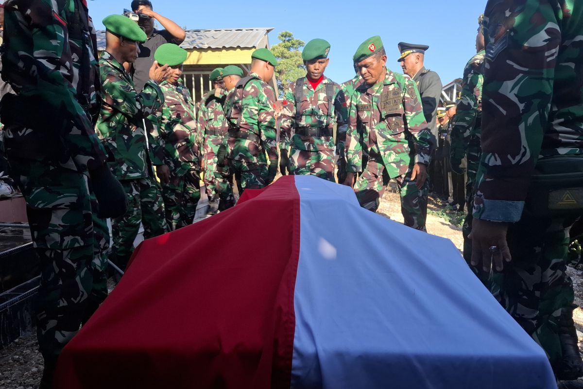 Jenazah Prada Lucky dimakamkan secara militer di Kupang