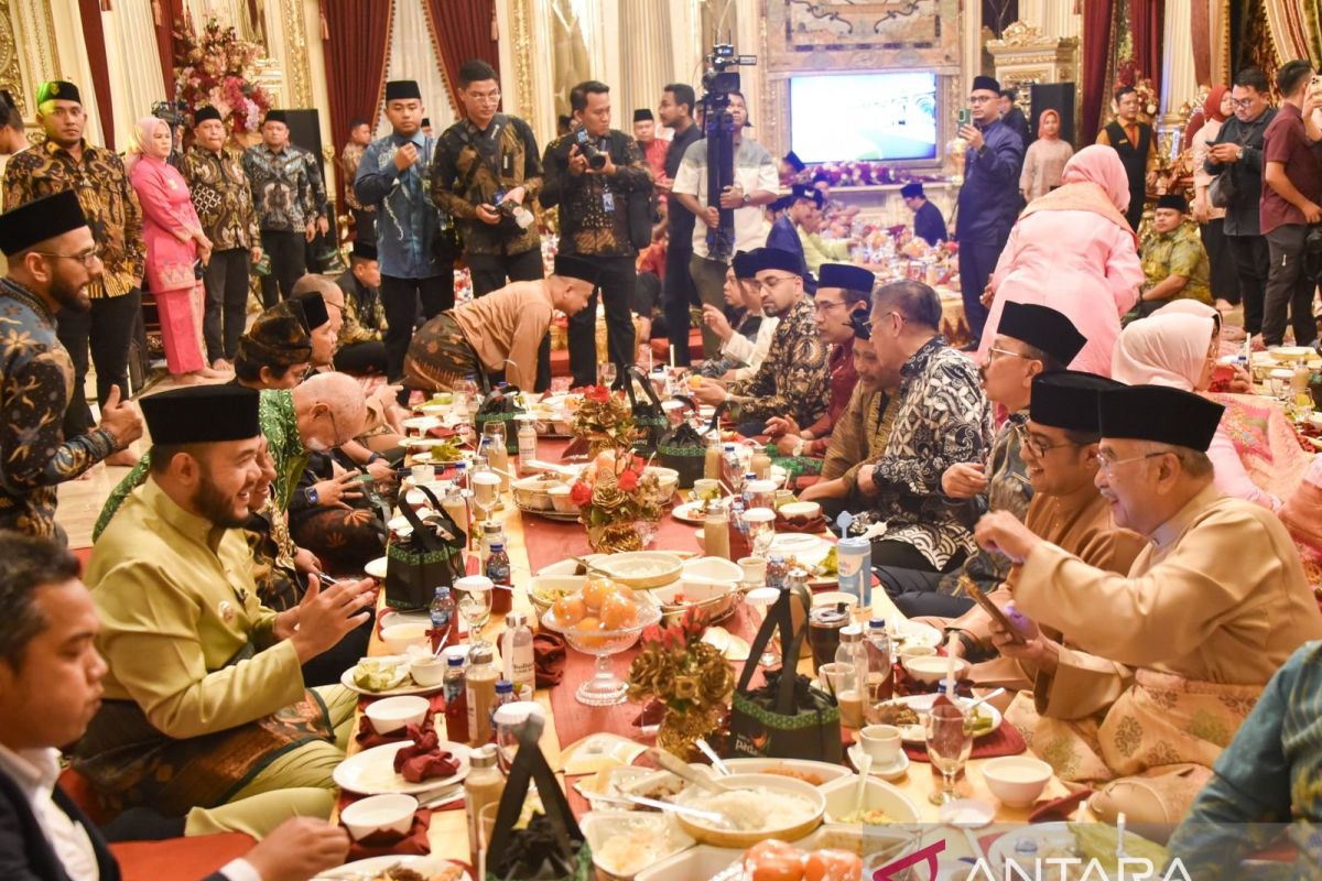Wali Kota Padang Fadly Amran sambut tokoh dari puluhan negara serumpun dengan makan bajamba