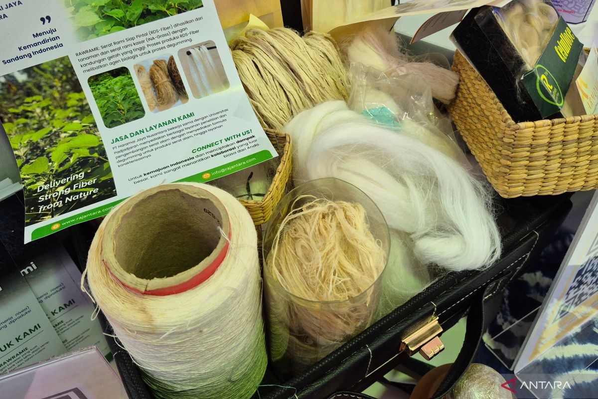 Indonesian students showcase sustainable ramie fiber textiles
