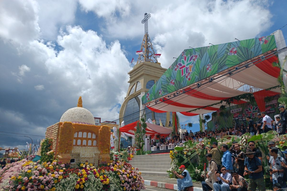 Minister highlights economic gains from Tomohon Flower Festival