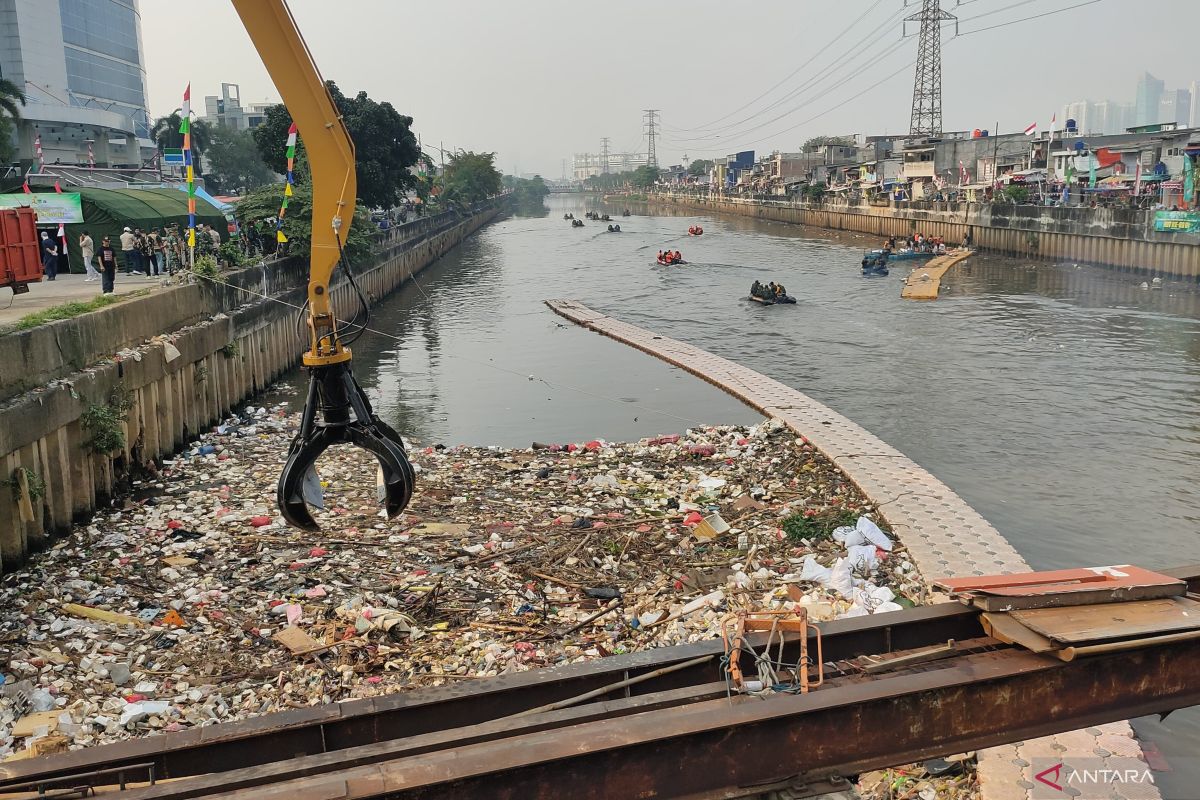 Kodam Jaya temukan banyak sampah plastik di Kanal Banjir Barat Jakbar
