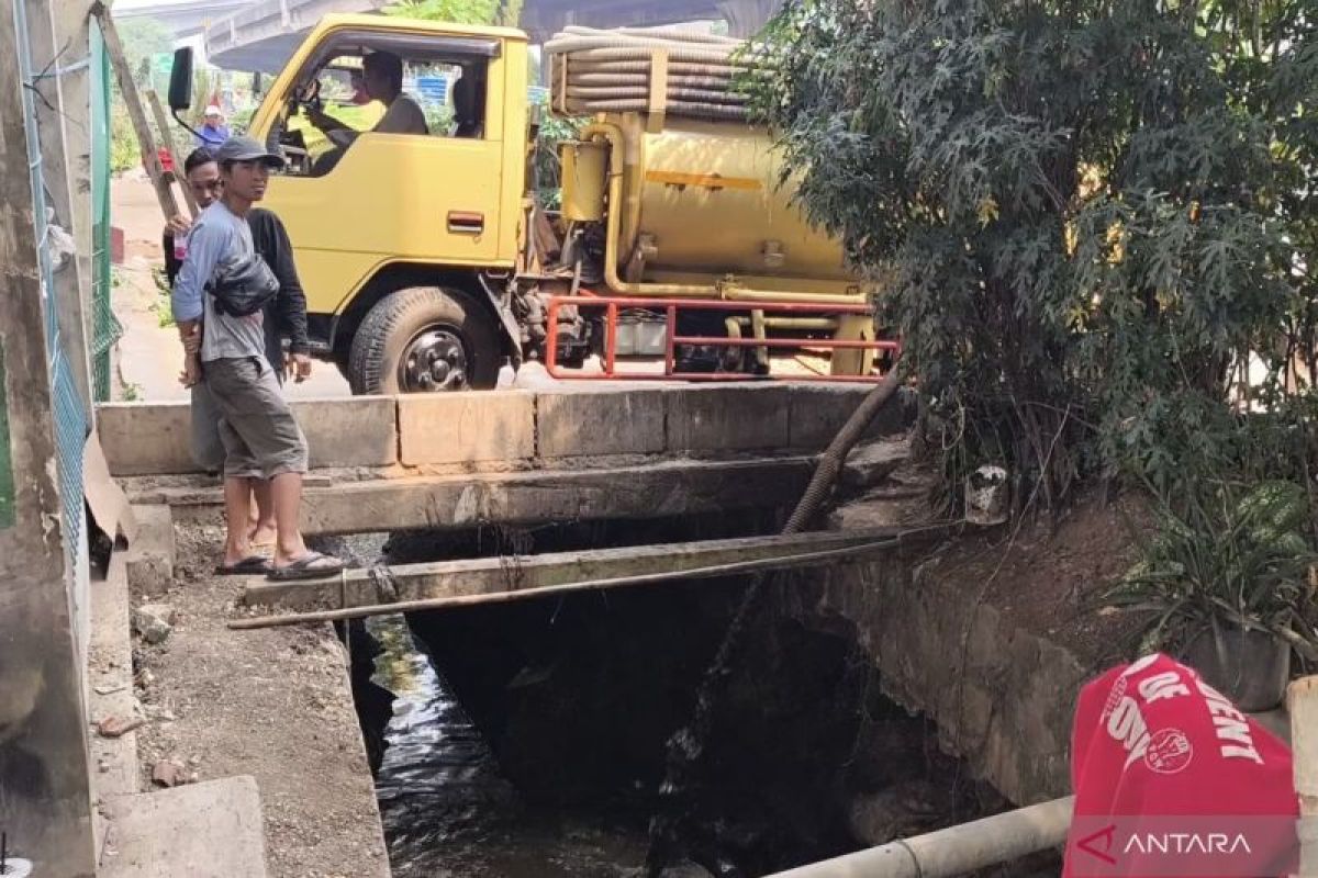 Tiga truk limbah diduga buang muatan ke saluran air di DI Panjaitan