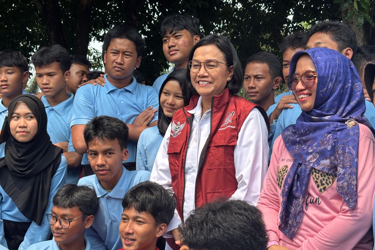 Menkeu ajak siswa Sekolah Rakyat selalu peduli dengan negara
