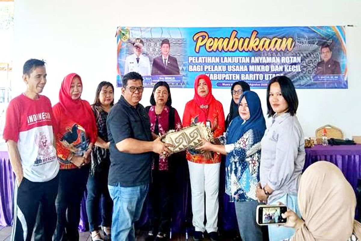 Dinas Nakertranskop UKM Barut tingkatkan keterampilan perajin anyaman rotan