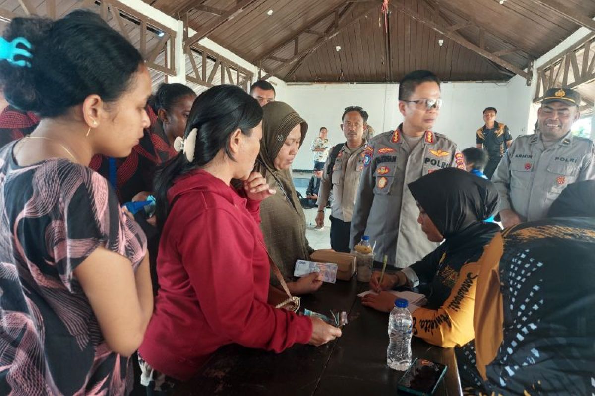 Polda Papua Barat Daya distribusikan 20 ton beras untuk warga Sorong
