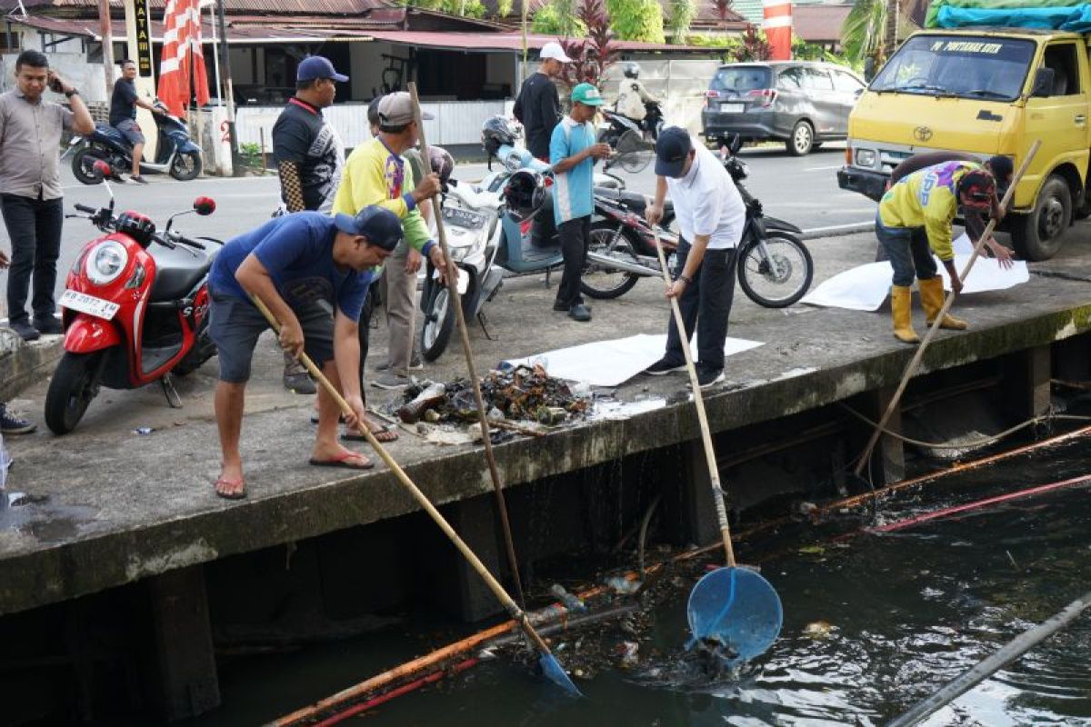 Aksi gotong - royong di Kecamatan Pontianak Kota