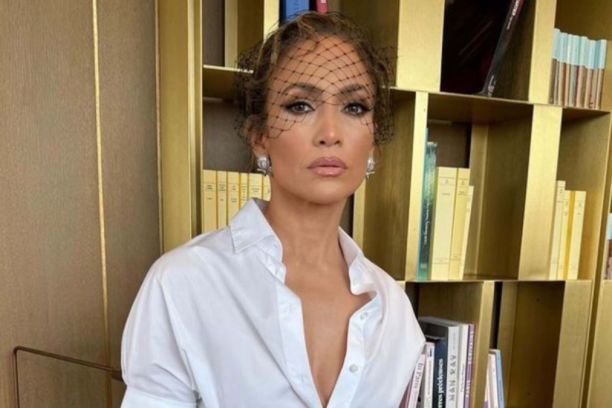 Jennifer Lopez ditolak masuk butik Chanel di Turki, tapi, tetap ramah