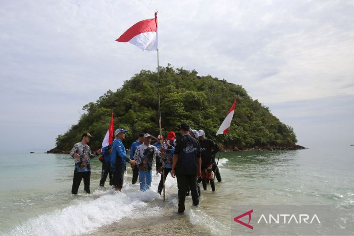 FOTO - Pengibaran bendera HUT RI di Pulau Tuan Aceh Besar