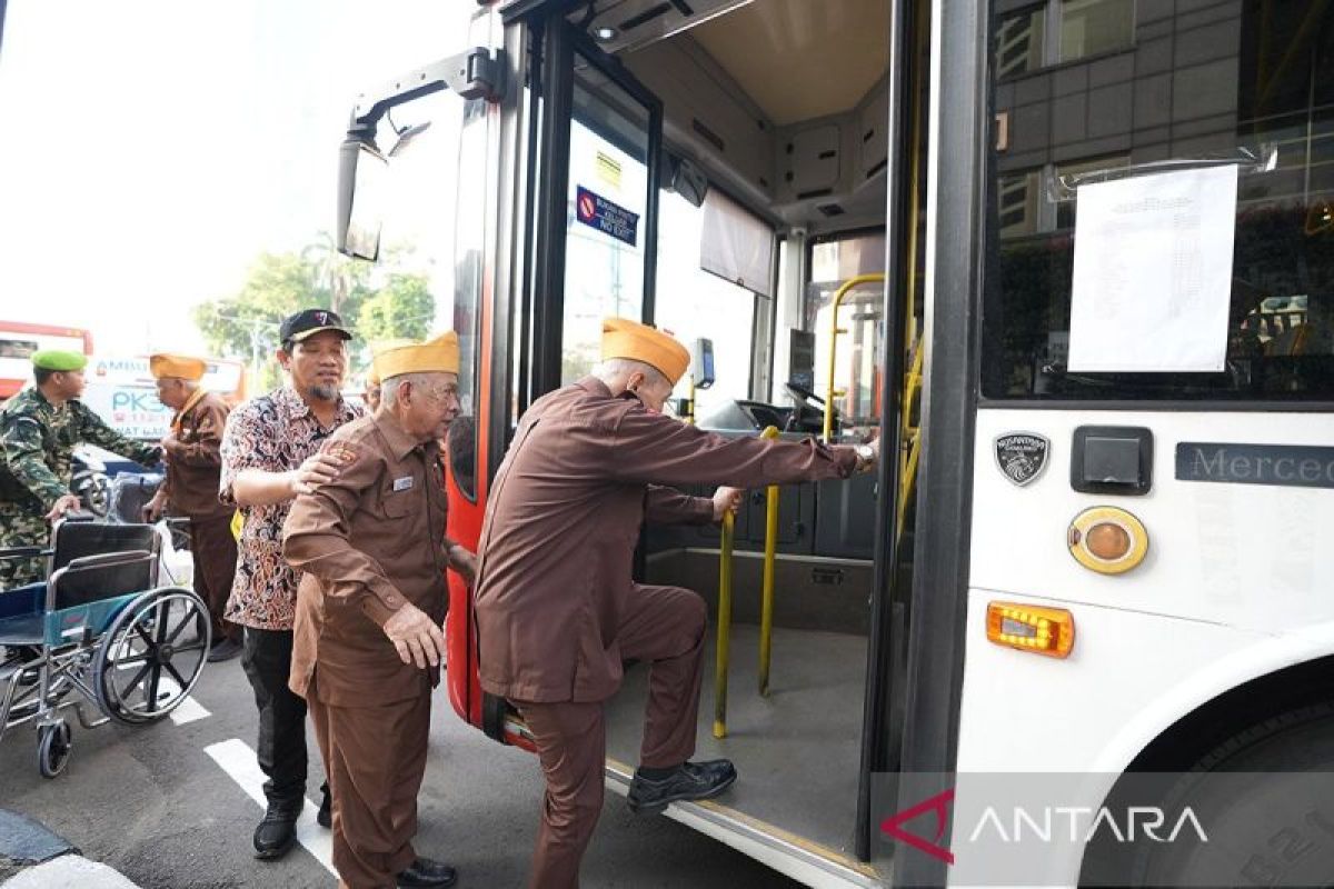 500 veteran kemerdekaan diajak keliling kota gunakan Transjakarta
