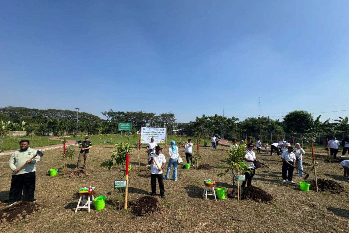 Komunitas kendaraan listrik tanam pohon untuk kurangi polusi udara